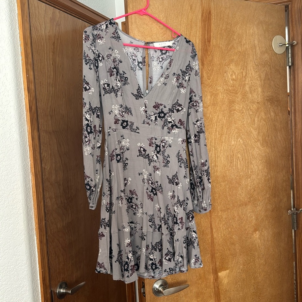 ASTR the label grey floral mini dress
